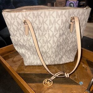 Michael Kors Jet Set Tote in Vanilla Logo | Gold Hardware